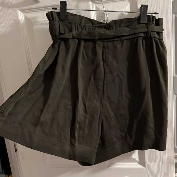 Hunter green Size 10 elastic high waisted shorts with tie belt - Picture 3 of 3